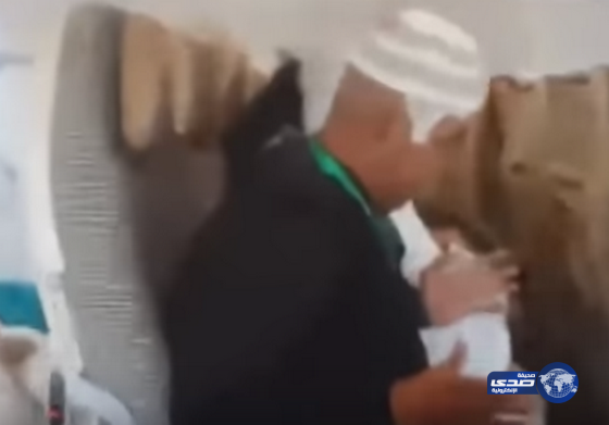 بالفيديو:رعب على طائرة إماراتية وصيحات التكبير تتعالى