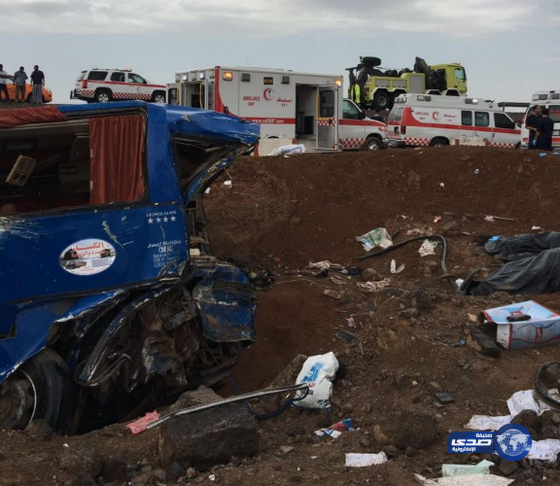 وفاة 4واصابة 42 بحادث انقلاب حافلة على طريق الهجرة بالمدينة