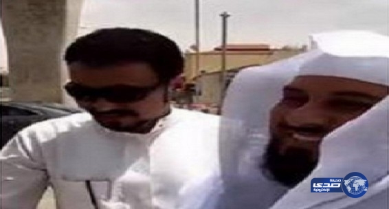 بالفيديو : العريفي يترجل من سيارته لإنهاء خلاف بين شابين