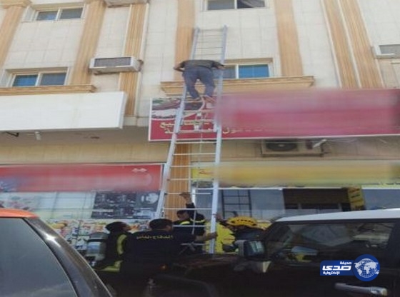 مدني تبوك ينقذ شخص احتجزته النيران بشقته