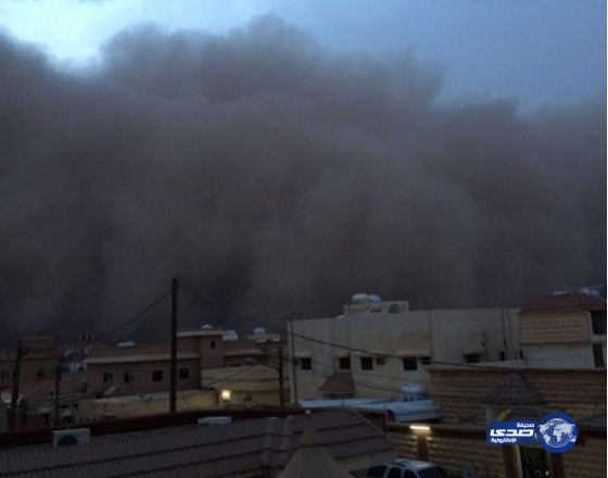 عاصفة ترابية تجتاح محافظة حفر الباطن