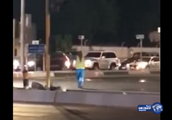 بالفيديو.. عامل نظافة ينظم حركة السير في جدة بعد تعطل الإشارة