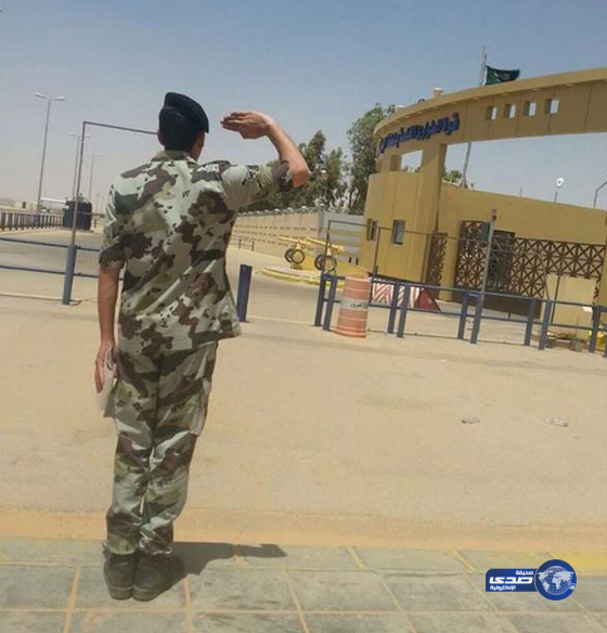 رجل أمن يودع وحدته الخاصة بتحية عسكرية