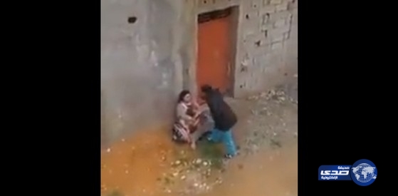 بالفيديو.. رجل يعتدي على زوجته بالضرب المبرح في الشارع
