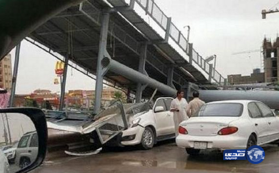 سقوط لوحة إعلانية فوق السيارات في الأحساء