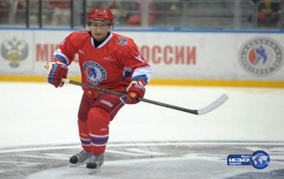 بوتين يستعرض مهاراته في هوكي الجليد