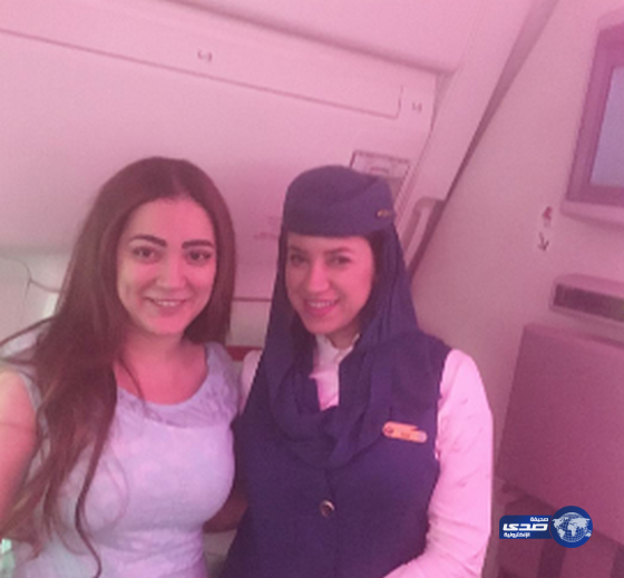 أمينة العلي مع مضيفة الطياره..