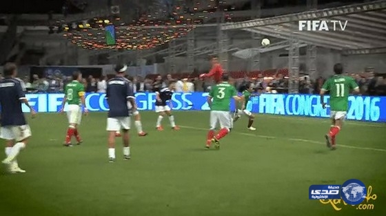 بالفيديو: الأسطورة رونالدينهو يكسر قوانين كرة القدم ويثبت أن الموهبة لا تموت أبدا