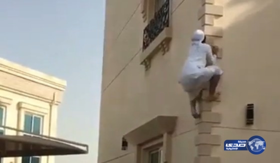 بالفيديو.. متحدياً الشاب السعودي.. إماراتي يتسلق واجهة منزل في أقل من 30 ثانية