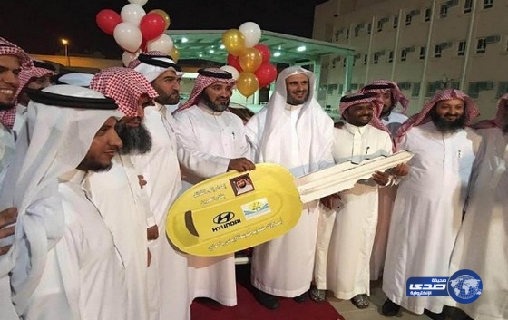 معلمون يودعون قائد مدرستهم بسيارة هدية