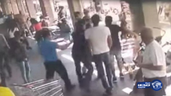 بالفيديو.. «عربي» يتعرّض للضرب المبرح في تل أبيب إلى أن تطايرت أسنانه