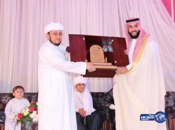 الامير سلطان بن سعد يكرم 11 حافظاً لكتاب الله بمجمع الترمذي