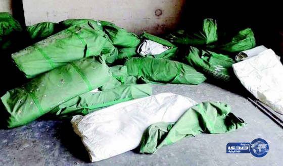 بالصور: موظفو مطار بغداد يعبثون بمساعدات المملكة لنازحي الأنبار ويعرضونها للتلف