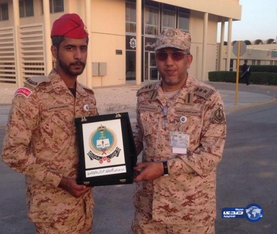 بالفيديو: متعب بن عبدالله يكرم جندياً انتشل طفلاً من حريق بإسكان الحرس الوطني