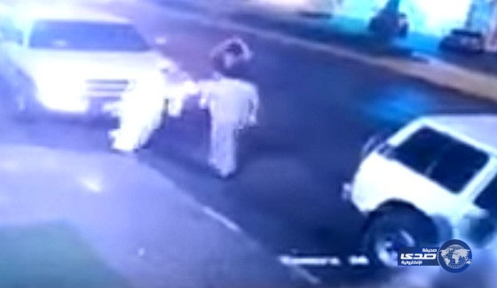 بالفيديو .. ملثمون يعتدون على مواطن قرب محل تجاري بحائل