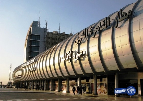 ضبط راكبة بمطار القاهرة حاولت تهريب 50 ألف جنيه حول جسدها إلى المملكة