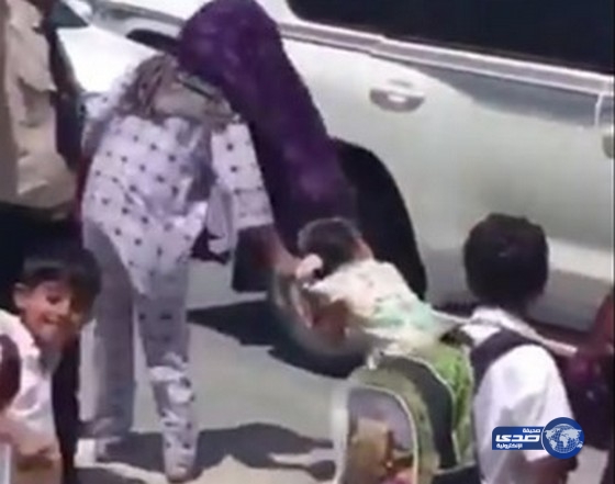 بالفيديو.. خادمة تجرّ طفلة من شعرها أمام مدرستها