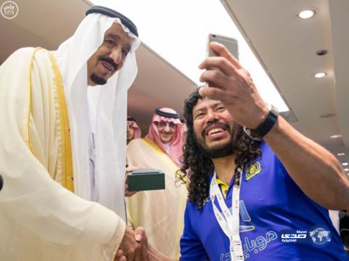 بالفيديو.. مدرب حراس النصر يلتقط سيلفي مع الملك سلمان .. ويعلق تاريخية