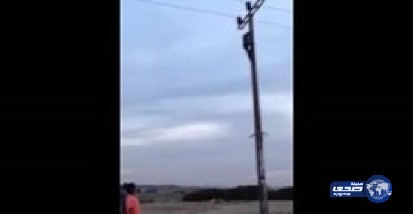 بالفيديو.. لقطات مروعة للحظة وفاة طفل تسلق عمود الكهرباء