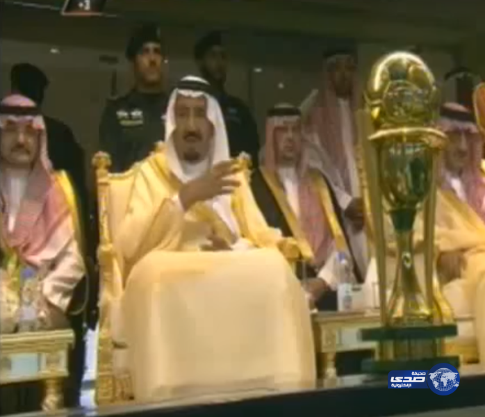 بالفيديو : رد فعل خادم الحرمين على اعتداء الفريدي على عسيري بنهائي الكأس