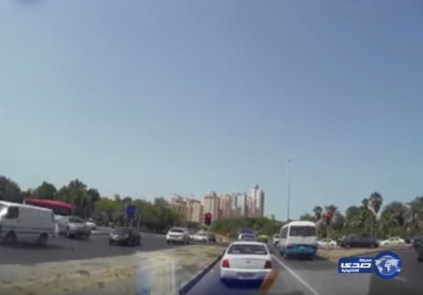 بالفيديو.. حادث مروع وثقته كاميرا سيارة بأحد شوارع الكويت