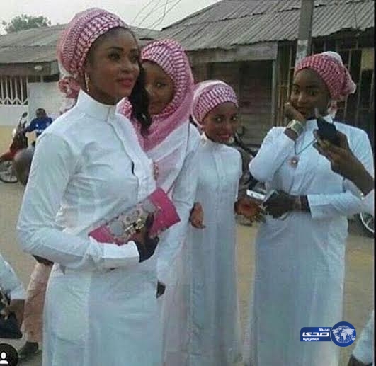 أفريقيات يظهرن بالزى الرجالي السعودي في بلادهن