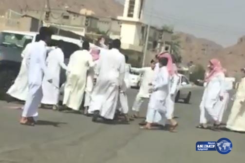 بالفيديو.. مضاربة جماعية أمام مدرسة متوسطة في حائل