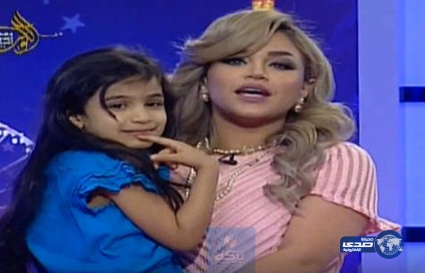 بالفيديو: نهى نبيل تفاجأ بابنتها في أولى حلقات برنامجها الجديد