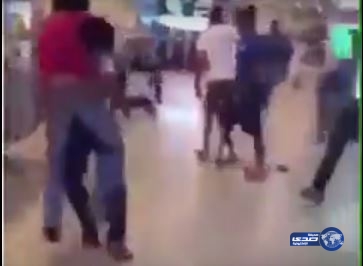 بالفيديو.. مشاجرة جماعية بين شباب في مطار الكويت