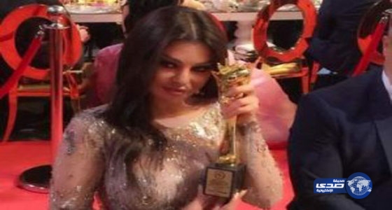 هيفاء وهبي تنال جائزة “أفضل ممثلة” وتهديها للجمهور