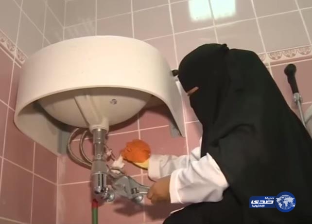 بالفيديو.. فتيات سعوديات يمارسن أعمال السباكة والكهرباء