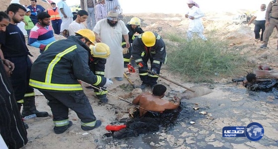 “مدني الرياض” ينقذ شخصين احتُجزا داخل مستنقع مشتقات بترولية