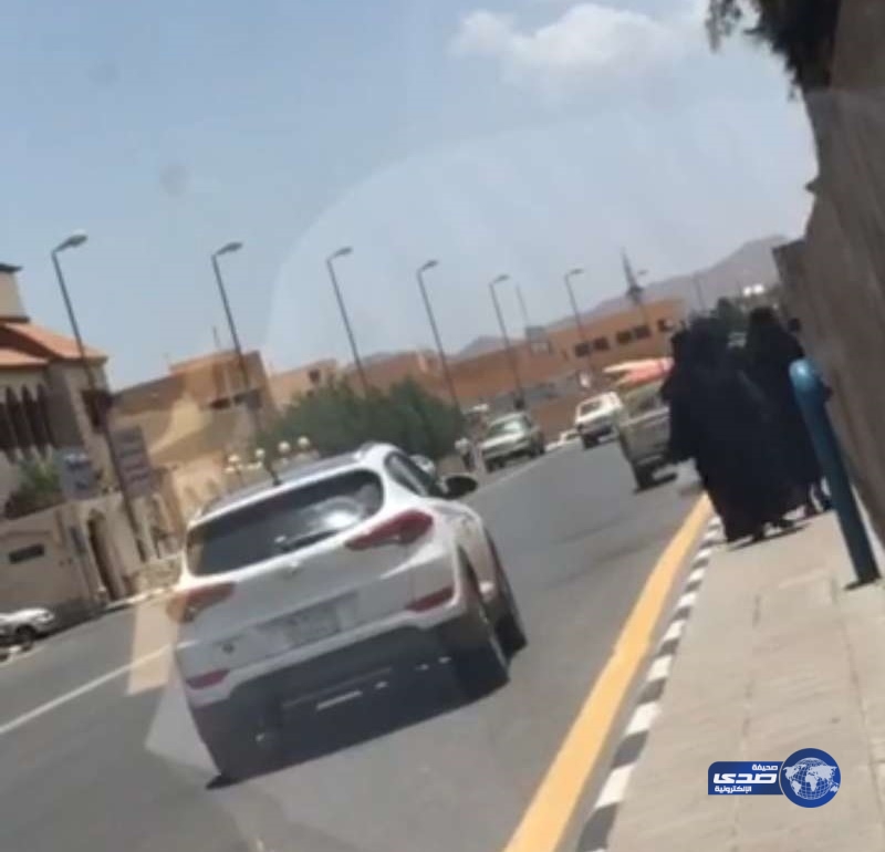 بالفيديو.. شاب يضايق فتيات ويحاول اركابهن معه في السيارة بالطائف