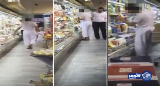 بالفيديو.. شاب يتجول بـ سروال وفانيلة في أحد المحلات بالكويت