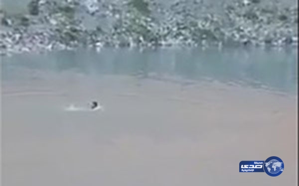 بالفيديو: أُم تشاهد ابنها وهو يغرق والزوجة تصور