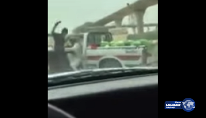 بالفيديو.. مراقب بلدية يصعق بائع بطيخ على الطريق لإجباره على الوقوف