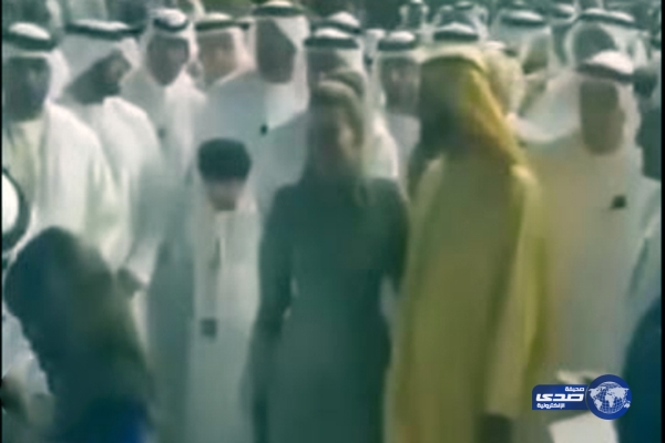 بالفيديو.. محمد بن راشد يقبّل زوجته وسط حشد من الناس
