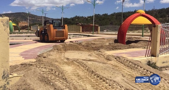 بالصور.. “بلدية بلقرن” تردم المستنقعات المائية في الحديقة العامة بـ”مركز آل سلمة”