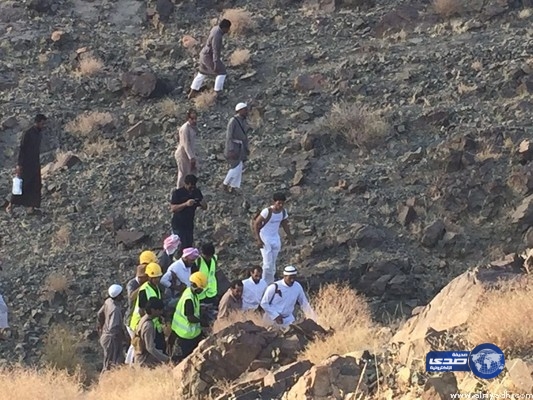 مدني ضباء ينقذ شخصاً سقط من أعلى جبل الفرع