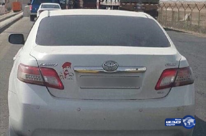القبض على سعودي في الكويت ألصق صورة صدام حسين على سيارته