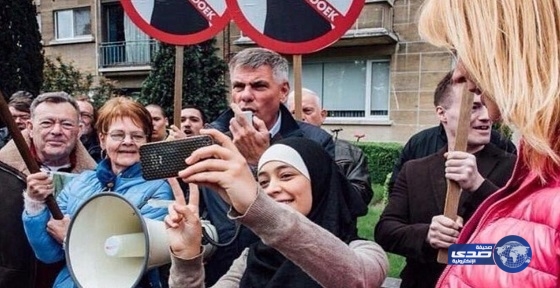 فتاة تواجه مظاهرة ضد الإسلام في بلجيكا بـ”سيلفي”