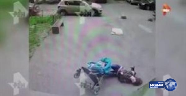 بالفيديو.. أم تنقذ ابنها من الموت وتتعرض لإصابة خطيرة في رأسها