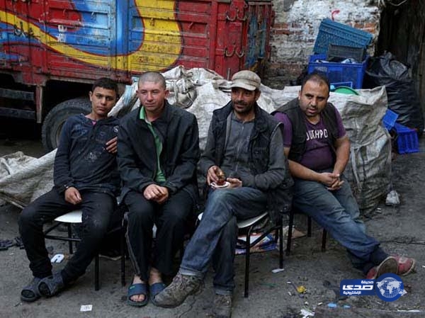 بالفيديو والصور.. رجل أعمال سوري يتقن 5 لغات ينتهي به الحال إلى العمل بالقمامة