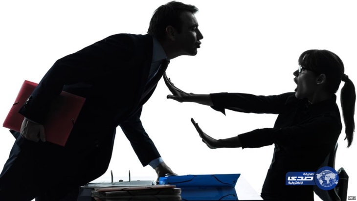 أستاذ بوضع فاضح.. يمارس الرذيلة مع تلميذته داخل الصفّ!