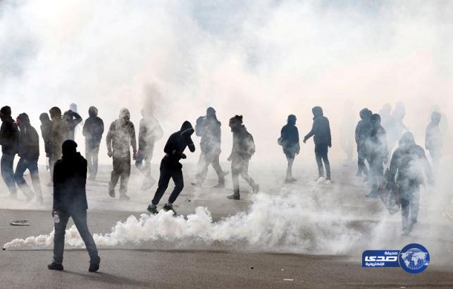بالصور.. شباب مقنعون يشتبكون مع الشرطة في باريس