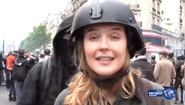 بالفيديو.. مذيعة تتعرض لموقف غريب أثاء تغطيتها مظاهرات ضد الشرطة في باريس