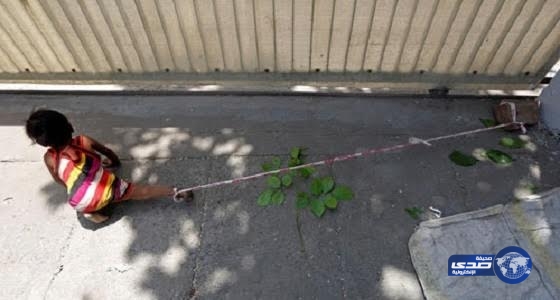 أم هندية توثق طفلتها في صخرة وتتركها حافية لتتمكن من أداء العمل