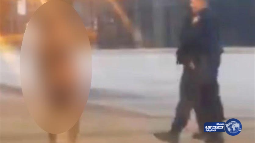 امرأة تمارس الكونغ فو عارية على الطريق!