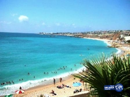 وافدتان وهندي يرتكبون فعلاً فاضحاً بأحد شواطئ الكويت