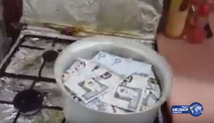 بالفيديو.. مواطن يطهو المال لعمل وجبة لعلاج الأرق